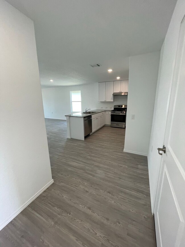 Building Photo - For Rent: Modern 3 Bed | 2 Bath | 2-Car Garage Home in Mission del Lago Community