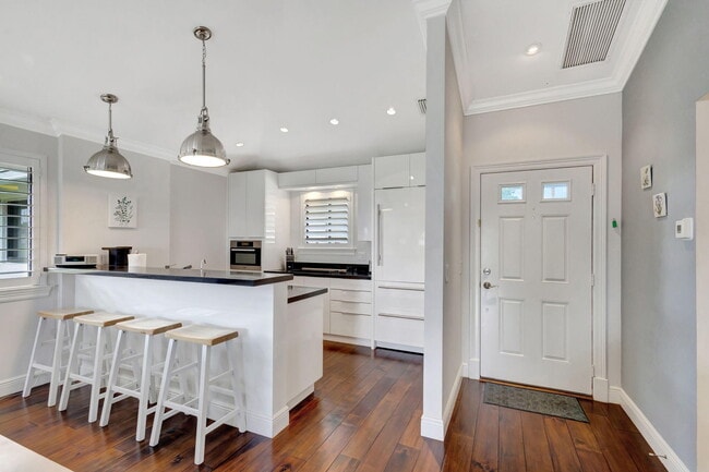 Building Photo - 515 Club Dr