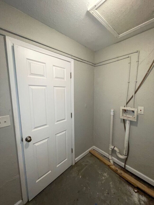 Building Photo - Adorable Updated 1 Bed with 1 Bathroom Rem...