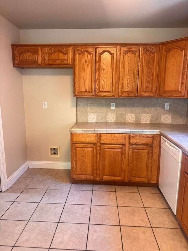 Building Photo - Charming 3 Bed/ 2 Bath Home. AVAILABLE NOW!!!!