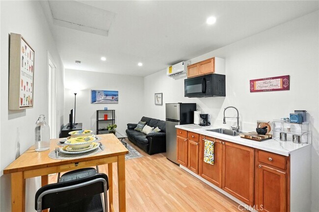 Building Photo - 9221 Swinton Ave