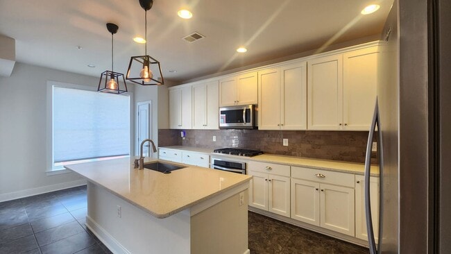 Building Photo - 3 BR Plus Den and Garage in Potomac Yard!