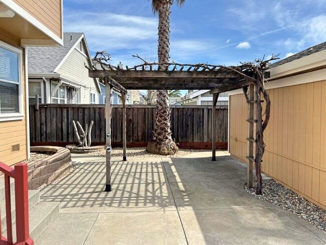 Building Photo - Modern 4 Bedroom 3 Bath Close to Marina Suisun City *Star Rentals