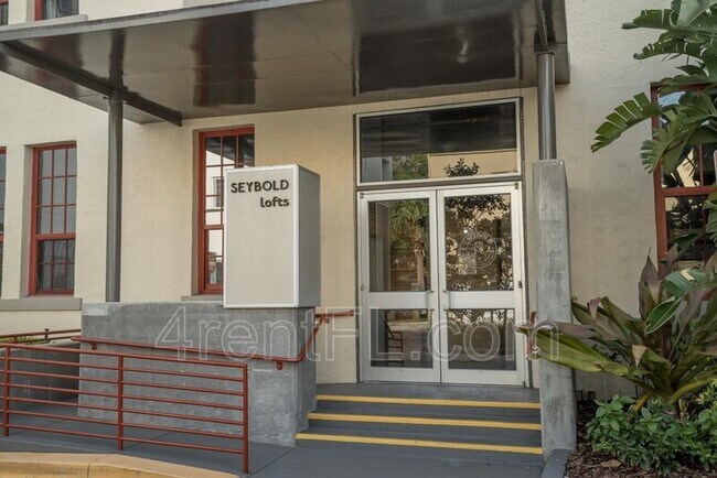 Building Photo - 1501 W Horatio St
