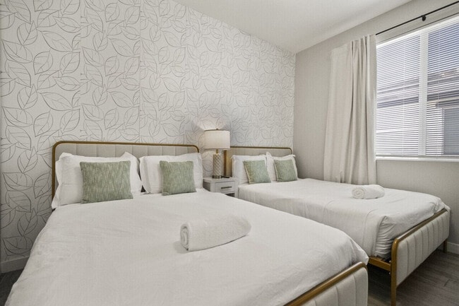 Building Photo - 6606 W Paradise Ln