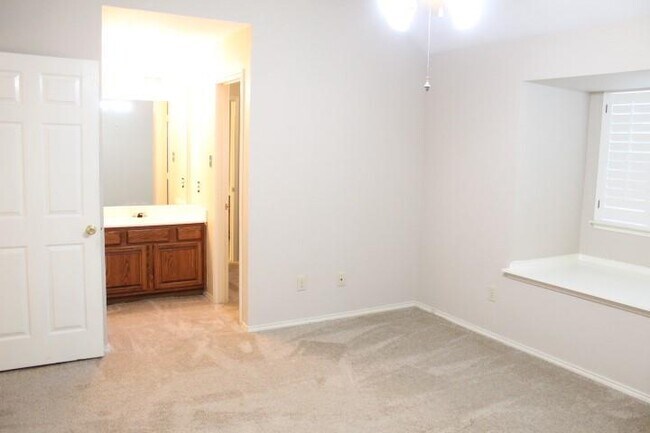 Building Photo - 1013 Stone Gate Dr