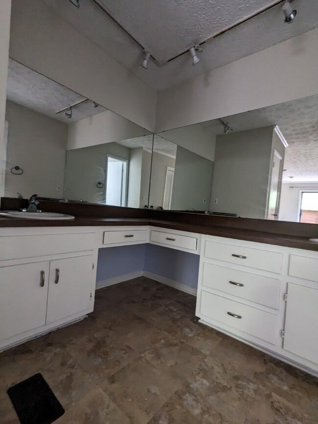 Building Photo - 2983 Bay Shore Dr