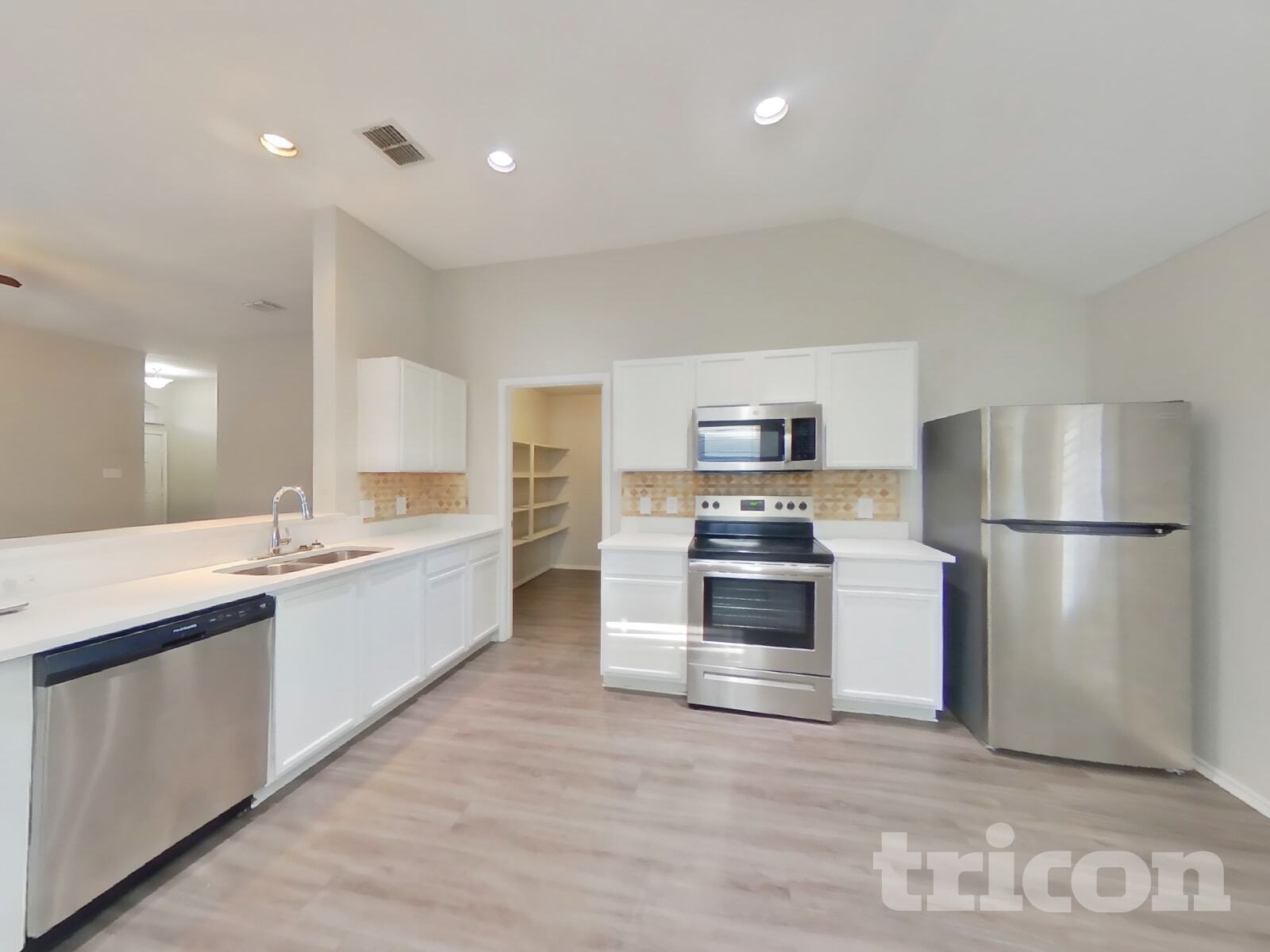 Building Photo - 1915 Pin Oak Ln