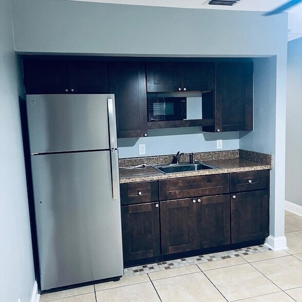 Building Photo - 826 SE Damask Ave