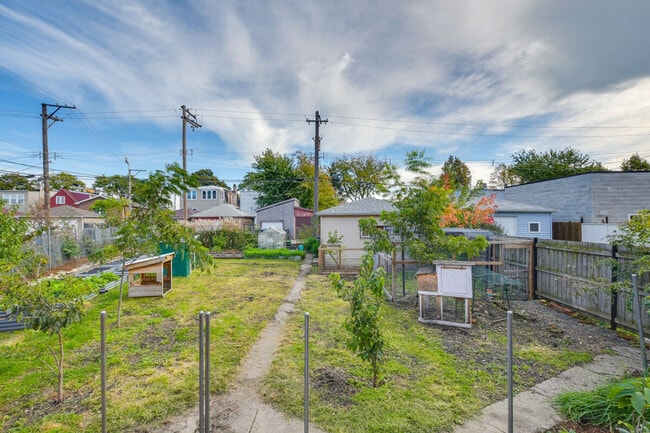 Building Photo - 3247 S Oakley Ave