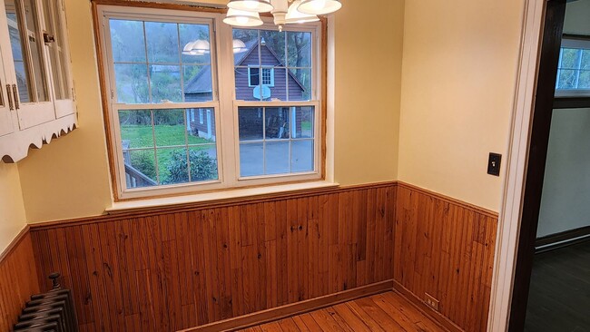 Building Photo - Four Bedroom Single Family home in Derreck...