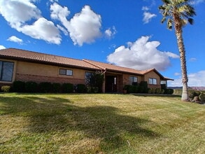 Building Photo - Pool, pickleball, views plus 3 bed 2 bath home.