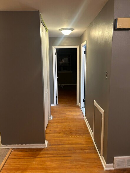 Building Photo - 5472 Vicaris St