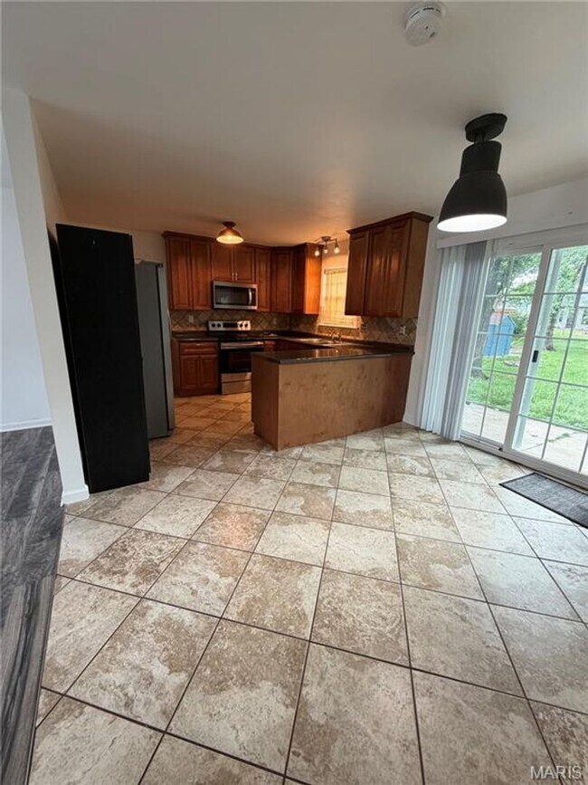 Building Photo - 713 Plaza Dr