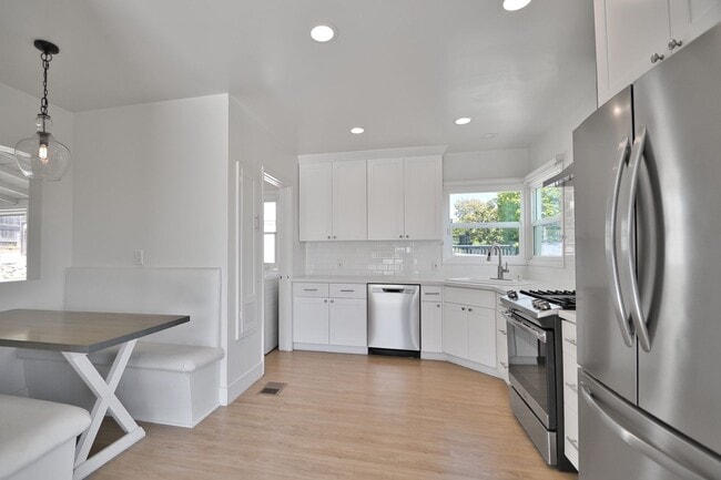 Building Photo - 2 Bed 1 Bath Home in Manhattan Beach Hill ...