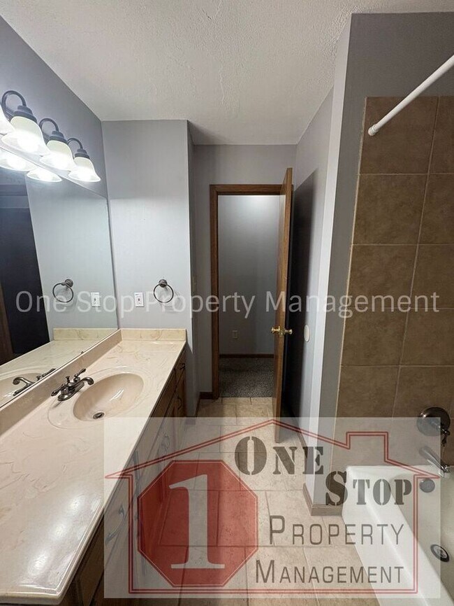 Building Photo - Beautiful 3 Bedroom / 2 Bathroom House in Blue Springs!