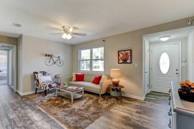 Building Photo - 6530 Pine Summit Dr