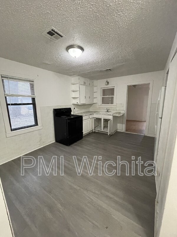 Building Photo - 420 S Kessler St