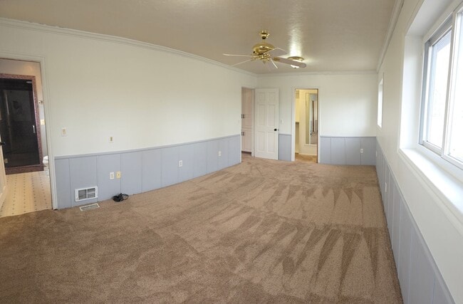 Building Photo - LEASE TAKEOVER: 3 bed, 2 bath Single Family home out by Hibbard