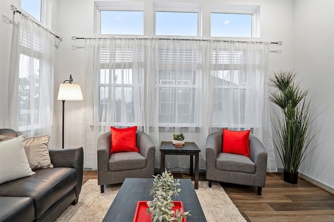 Building Photo - 829 Emile St