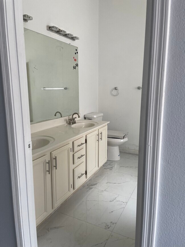 Building Photo - 2318 E Topeka Dr