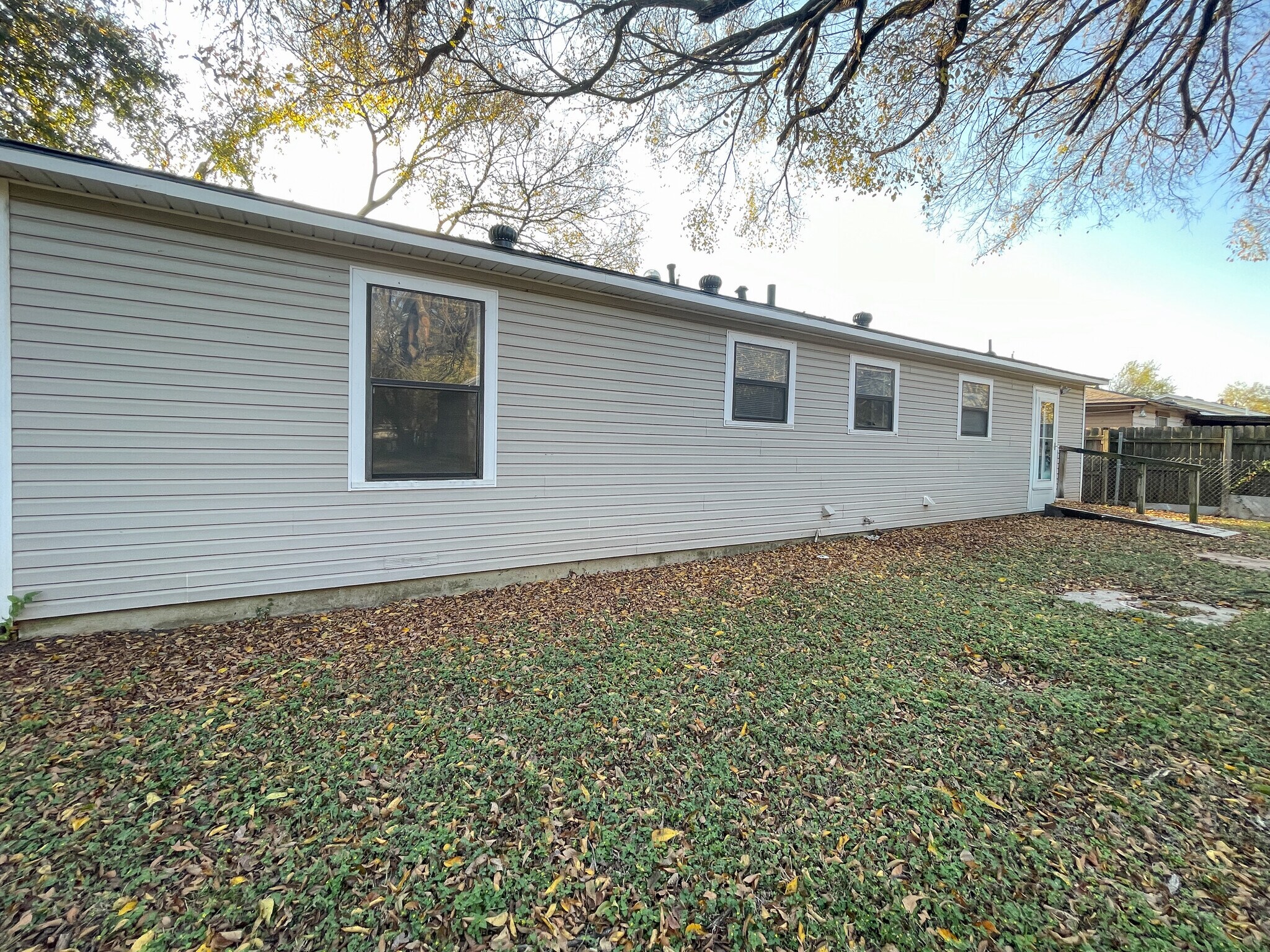 Building Photo - 207 N Bermuda St