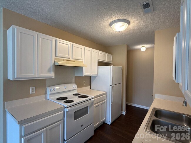 Building Photo - 7037 Breeders Cup Cir