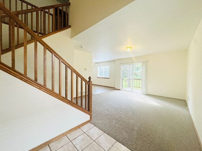 Building Photo - Wonderful 2 Story 3 Bedroom 2.5 Bath Townh...