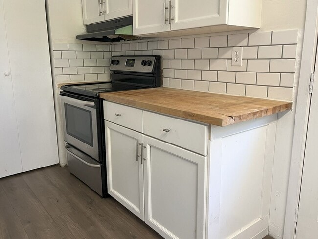 Building Photo - Modern 3-Bedroom Charmer with Bright Inter...