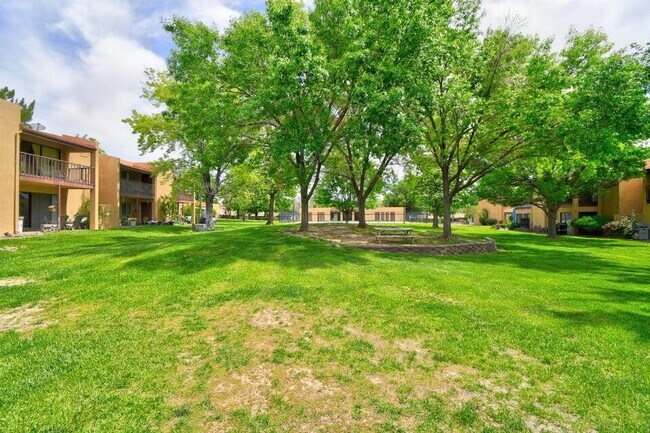 Building Photo - 931 Country Club Dr SE