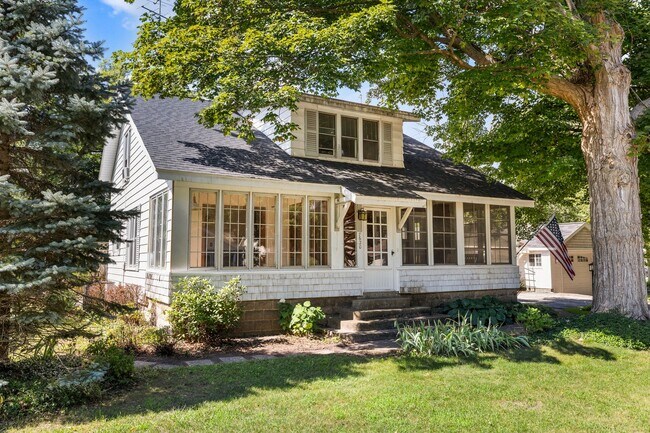 Building Photo - Charming 3 Bedroom, 2 Bath Home with Abund...