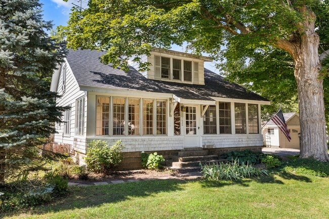 Building Photo - Charming 3 Bedroom, 2 Bath Home with Abundant Space & Natural Light