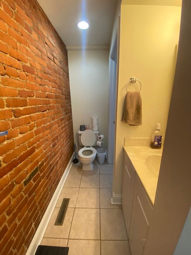 Building Photo - 2 BEDROOM IN THE SOUTHSIDE SLOPES- Available August 5!