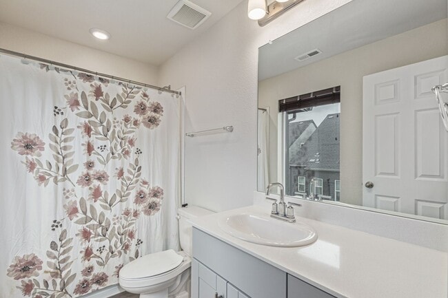 Building Photo - Immaculate, Well-Maintained 3 bed/3.5 Bath...
