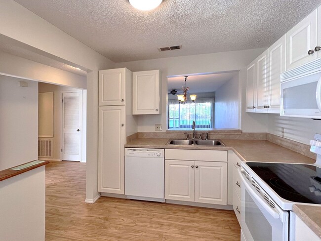 Building Photo - Charming 2 Bedroom, 2 Bathroom Townhome fo...