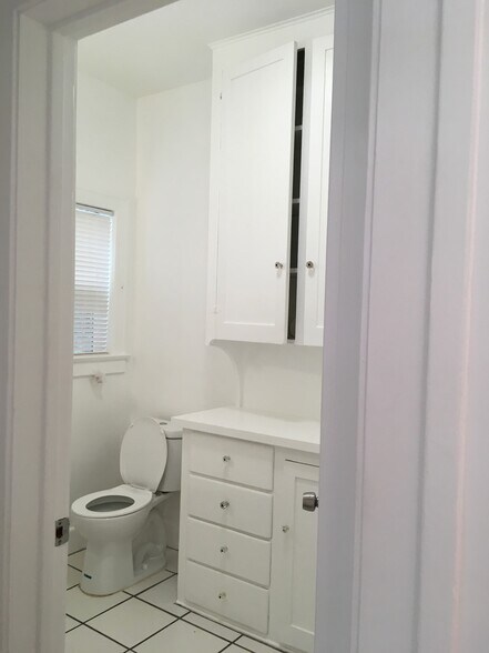 Building Photo - 2035 N Vista del Mar Ave