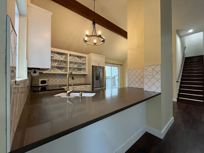 Building Photo - Stunning Lake Oswego Home with Outdoor Retreat, Vaulted Ceilings & Walk-In Closet