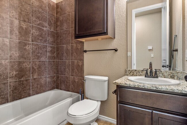 Building Photo - 3 BEDROOM DUPLEX LOCATED IN NEW BRAUNFELS, TEXAS!