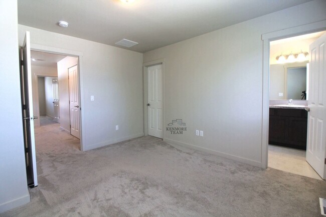 Building Photo - 3 Bedroom, 2.5 Bath Townhome in Kennewick