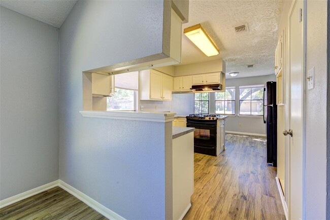 Building Photo - 8114 Glorieta Dr