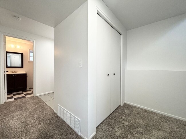 Building Photo - Awesome Remodel with 1 Car Garage!