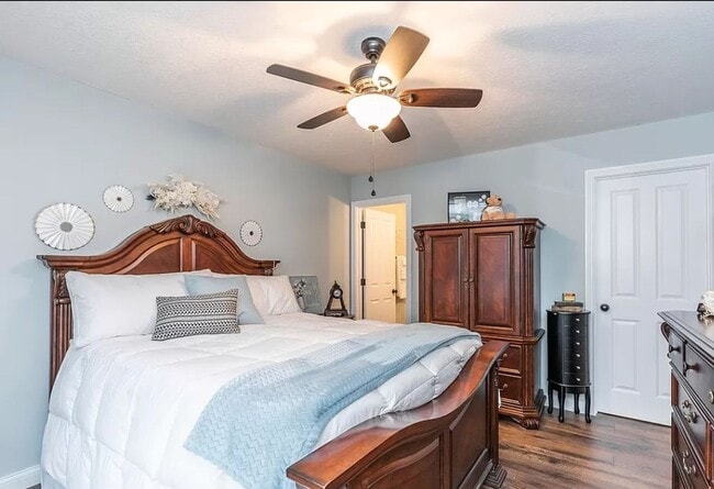 Building Photo - HELLO Georgeous 3 bdrm, 2 bath Single Fami...