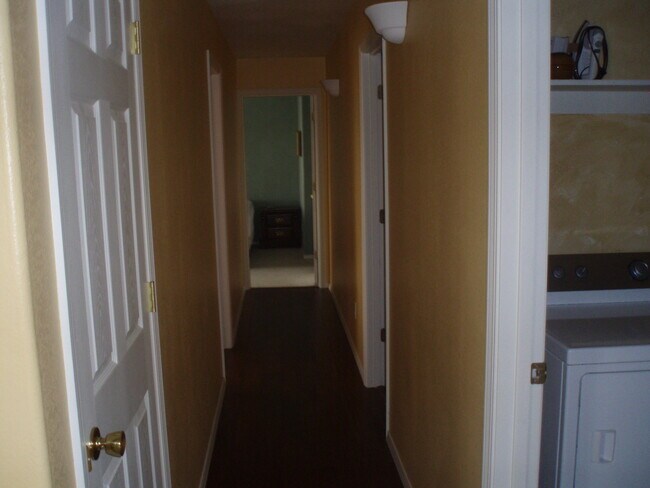 Building Photo - 3 Bedroom, 2 Bath Condo Fully Furnished