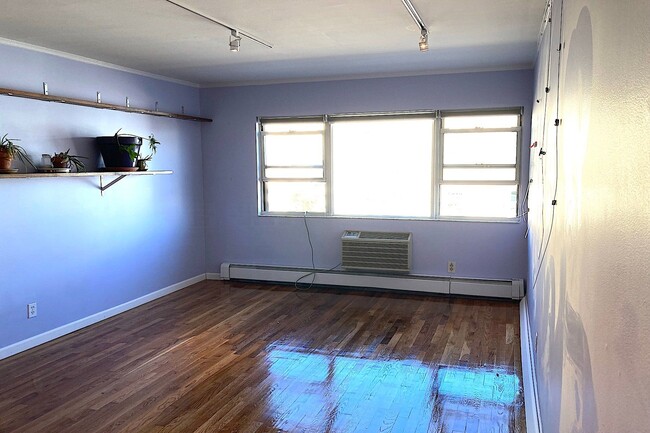 Building Photo - 133 33rd St