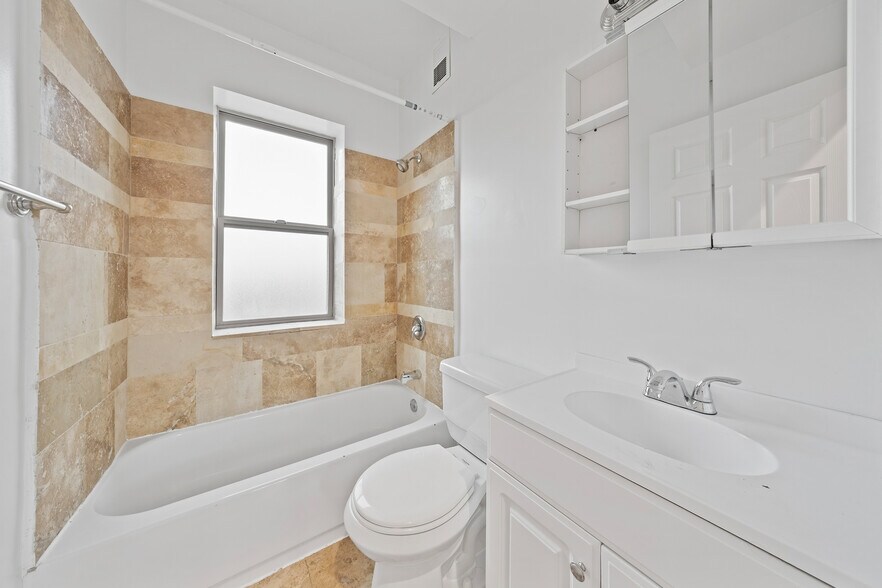 Building Photo - 7223 N Rogers Ave