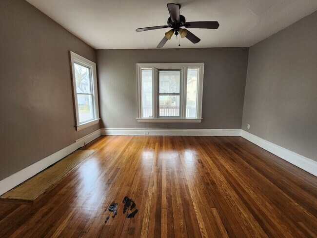 Building Photo - Four Bedroom Single Family Home!