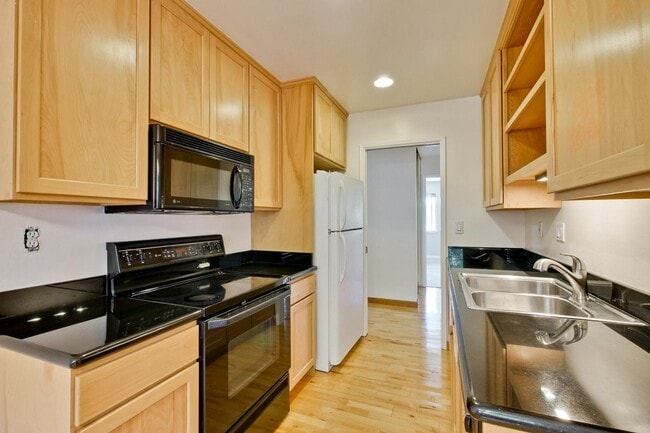 Building Photo - Very Spacious 2BR 2BA Condo in the Heart o...