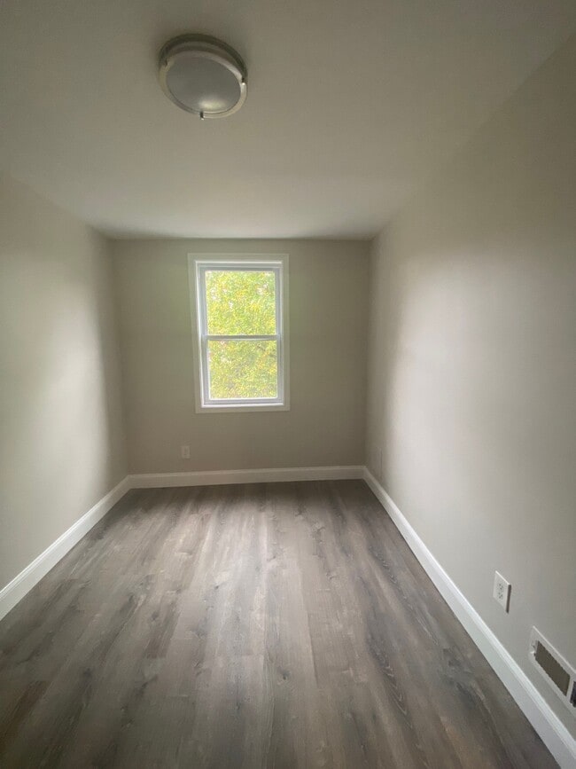 Building Photo - 2841 Round Rd