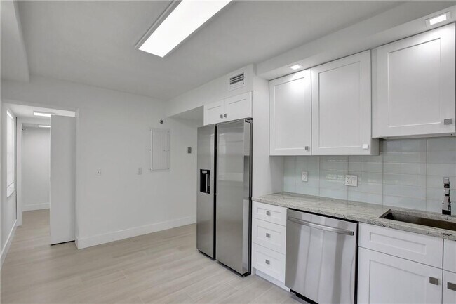 Building Photo - 4015 W Palm Aire Dr