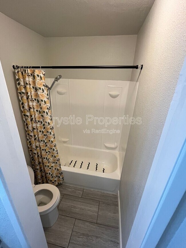 Building Photo - 1060 Oak Grove Rd